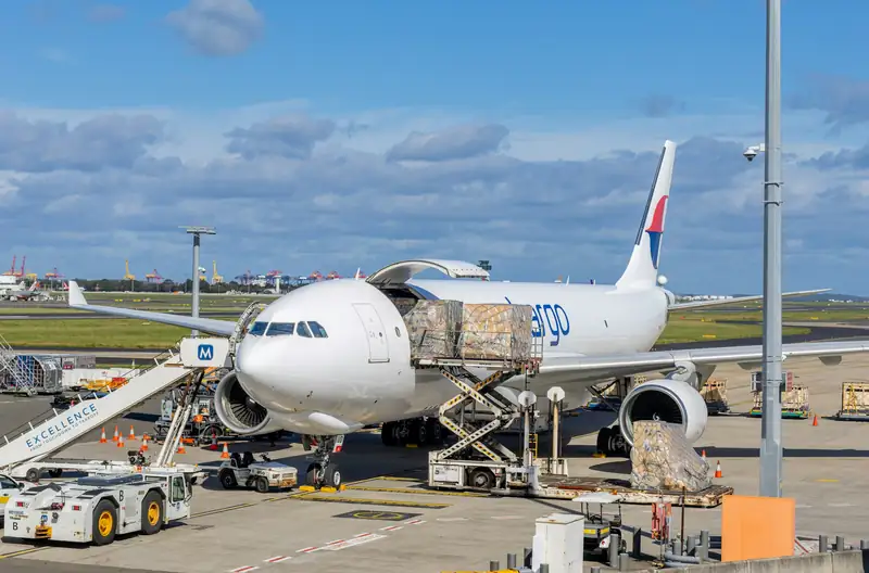 Avión de carga siendo cargado en la plataforma de un aeropuerto
